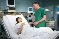 In aller Freundschaft – Svenja Lehmann (Kathrin Kühnel) hat sich vor einigen Monaten Brustimplantate einsetzen lassen, um mit Mitte Dreißig noch in der Modelbranche mithalten zu können. Nun haben die Implantate eine gefährliche Entzündung in ihrem Körper ausgelöst. Dr. Roland Heilmann (Thomas Rühmann) musste Svenja notoperieren. Als sie nach der OP aufwacht, steht dieser schon neben ihrem Bett - Svenjas fürchtet, dass ihre schlimmste Befürchtung wahr geworden sein könnte.