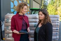 Der Bergdoktor – Lilli Gruber (Ronja Forcher, r.) steckt in einem Dilemma: Soll sie Caro Pflüger (Barbara Lanz, l.) von Rolfs Plänen erzählen?