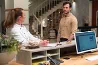 Rote Rosen – Philip (Marc Schöttner, r.) gibt vor Carla (Maria Fuchs, l.) zu, dass seine Bistro-Pläne gescheitert sind.