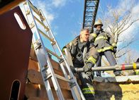 Chicago Fire – Sie holen eine Frau aus einer Grube: David Eigenberg als Christopher Herman, Eamonn Walker als Chief Boden