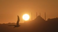 Megacitys - Wenn es Nacht wird in ... – Istanbul ist laut, chaotisch, und viel zu klein für seine knapp 20 Millionen Bewohner. ZDF-Korrespondentin Phoebe Gaa nimmt die Zuschauenden mit in die Dämmerung des Abends und endet früh morgens, wenn die meisten Menschen ausgeschlafen zur Arbeit gehen. Nachts zeigen sich die großen Veränderungen, die die Megacity gerade durchmacht: die Wirtschaftskrise schlägt den Menschen aufs Gemüt, die Armut steigt stetig und die Partyszene spürt die politisch verordnete Islamisierung deutlich. Der Film begleitet Menschen, die ihr Glück trotzdem in der Stadt suchen, die sie lieben und deren einstige Weltoffenheit sie bewahren wollen.