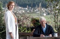 Der Bergdoktor – Frau Bornholm (Nicole Beutler, l.) und Roman Melchinger (Siegfried Rauch, r.) halten Martin Gruber in der Praxis den Rücken frei.