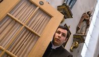 Hubert und Staller – Martin Riedl (Paul Sedlmeir) beobachtet aus seinem Versteck heraus, wer sich am Opferstock zu schaffen macht.