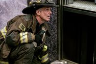 Chicago Fire – Chicago Fire Staffel 7, Folge 2 Er beobachtet den Lift: David Eigenberg als Christopher Herrmann. Copyright: SRF/NBC Universal