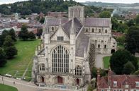 Unterwegs auf Europas Pilgerwegen – Die Kathedrale von Winchester ist eine der größten Kirchen der Welt und seit dem Mittelalter Wallfahrtsort: Um die Gebeine des Bischofs St. Swithun ranken sich Erzählungen von wundersamen Heilungen.