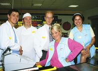 Ritas Welt – v.li.: Kevin (Kevin Lorenz), Bernie (Georg Alfred Wittner), Schumann (Lutz Herkenrath), Rita (Gaby Köster), Gisels "Gisi" (Franziska Traub)