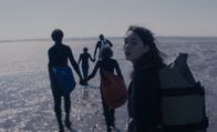 neoriginal: Sløborn – Evelin (Emily Kusche, r.) flieht mit ihrer Gruppe übers Watt.