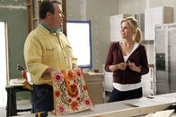 Modern Family – Cameron Tucker (Eric Stonestreet), Claire Dunphy (Julie Bowen).