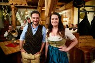 Servus Musikantenstammtisch – Moderatoren Richard Deutinger und Conny Bürgler in der Stube der Mostschänke Hussenbauer.