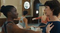 L'Opéra - Dancing in Paris – Flora (Suzy Bemba, l.) und die anderen Tänzer haben genug. Sie wollen, dass Diane (Anne Alvaro, r.) als Intendantin zurücktritt.
