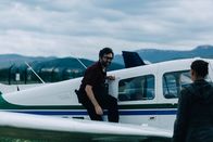 They Were Ten – Mathieu (Mathieu Demy) und Baptista (Wendy Nieto) machen sich per Flugzeug auf den Weg zu der Insel, auf der sie Nina vermuten.