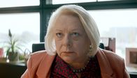 Parlament – Gesine (Martina Eitner-Acheampong) ist überzeugt.