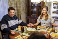 Young Sheldon – L-R: George Cooper (Lance Barber) und Mary Cooper (Sr. Zoe Perry)