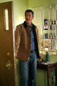 The Middle – Eigentlich ist es Mikes (Neil Flynn) Schuld, dass die Eingangstür kaputt geht, doch Frankie besteht darauf, dass Axl sie reparieren soll ...
