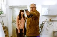 Rentnercops – Daniela (Alice Gruia, l.) sucht Schutz hinter Klaus (Hartmut Volle, r.), der mit gezogener Waffe, den Entführern entgegentritt.