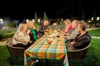 Tietjen campt - der Roadtrip – Die Camper lassen den Abend gemütlich ausklingen. Campingpark Heidewald in Sassenberg, NRW.
