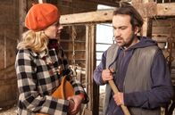Mord mit Aussicht – Sophie Haas (Caroline Peters, l.) spricht mit dem verzweifelten Ludwig Jaschke (Jens Münchow, r.) über das Verschwinden seines kleinen Sohns. Wer könnte den Kleinen entführt haben?