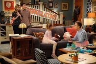Outmatched - Allein unter Genies – (v.l.n.r.) Kay (Maggie Lawson); Mike (Jason Biggs); Leila (Oakley Bull); Brian (Connor Kalopsis)