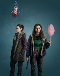 Two Weeks to Live – Sian Clifford als Tina Noakes und Maisie Williams als Kim Noakes(r.)