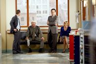 Monk – (v.li.) Jason Gray-Stanford (Lt. Randall Disher), Ted Levine (Capt. Leland Stottlemeyer), Tony Shalhoub (Adrian Monk), Traylor Howard (Natalie Teeger).