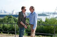 Großstadtrevier – Loppe (Vincent Krüger, l.) ist ein hohes Risiko eingegangen, um seinen Vater Robert Peters (Jochen Nickel, r.) nach acht Jahren wiederzusehen.
