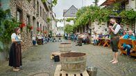 So isst... – In Mesenich fordert Sören Anders (re.) die Weltrekordhalterin im Traubenstampfen, Martina Servaty (li.), heraus.