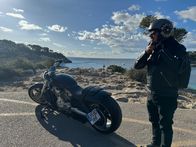 Restaurantlegenden – Simon Petutschnig kommt an den Strand in Mallorca mit seiner Harley