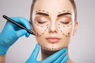 Make me beautiful – Filler, Botox, knallharte Sportroutinen und riskante OPs. Frauen gehen sehr weit für ihre Schönheit in Zeiten, in denen der Druck, endlich perfekt auszusehen, nie größer war.