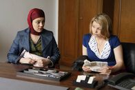 Danni Lowinski – Ein heikler Fall: Die sechzehnjährige Türkin Zeynep (Nilam Farooq, l.) bittet Danni (Annette Frier, r.) um Hilfe, weil ihre Eltern sie in die Türkei abschieben und dort mit ihrem Cousin verheiraten wollen ...