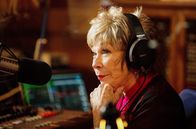 Zu guter Letzt – Harriet Lauler (Shirley MacLaine) übernimmt eine Radiosendung.