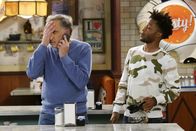 Superior Donuts – Arthur (Judd Hirsch, l.); Franco (Jermaine Fowler, r.)