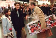 Alles Samba – Es weihnachtet sehr: Marcia (Amy Mußul, links), ihre Patentante Katarina (Gudrun Landgrebe) und Gerd (Ulrich Mühe) beim Christmas-Shopping.