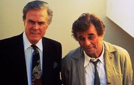 Columbo – Columbo (Peter Falk) befragt Justins Vater (Robert Culp) zu dessen letzten Treffen mit Professor Rusk.