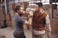 Bulletproof Monk - Der kugelsichere Mönch – Der Taschendieb Kar (Seann William Scott, l.) und der namenlose Mönch (Chow Yun-Fat, r.) messen ihre Kräfte.