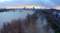 Winterland – WDR Fernsehen WINTERLAND, Film von Jörg Siepmann und Rüdiger Heimlich Uhr. Hochwasser in Köln: Ab 8,30 Meter wird die Schifffahrt eingestellt.