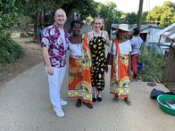 Verrückt nach Meer – Die beiden Reiseleiter Bernd und Anna erkunden zu Fuss die Inselhauptstadt der Ile Saint Marie vor Madagaskar, Ambodifotora.