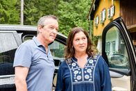 Lena Lorenz – Vinz Huber (Michael Roll) hat für Eva Lorenz (Eva Mattes) eine Überraschung vorbereitet.
