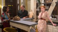 Rote Rosen – Mathias (Makke Schneider, M.) muss sich entscheiden, was er glauben will, als sich zwei Erklärungen für den falschen Vaterschaftstest gegenüberstehen. Mit Nici (Lucy Hellenbrecht, r.) und Birgit (Janina Sachau, l.).