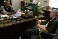 American History X – Dem engagierten schwarzen Lehrer Bob Sweeney (Avery Brooks, l.) gelingt es nicht, zu dem rechtsradikalen Danny (Edward Furlong, r.) durchzudringen ...