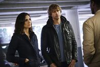 Navy CIS: L.A. – Ermitteln, um herauszufinden, wer hinter Sam her ist: Deeks (Eric Christian Olsen, M.) und Kensi (Daniela Ruah, l.) ...
