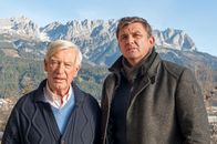Der Bergdoktor – Das Thema Anne beschäftigt Martin (Hans Sigl, r.) sichtlich. Er sucht den Rat seines alten Freundes und Mentors Roman (Siegfried Rauch).