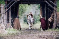 Burgen – Ein Ritter (Roman Spacil) sucht in seiner Burg Zuflucht.