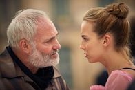 Killing Eve – Villanelle (Jodie Comer) muss sich schlechte Nachrichten von ihrem Kontaktmann Konstantin (Kim Bodnia) anhören. Nach ihrem letzten Auftrag haben ihre Arbeitgeber Zweifel an Villanelles psychischer Verfassung. Bis das nicht geklärt ist, bekommt sie keine weiteren Aufträge.