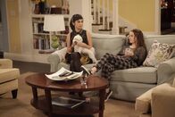 Last Man Standing – (v.l.i) Molly Ephraim (Mandy Baxter), Kaitlyn Dever (Eve Baxter).