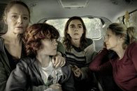 The Silence – (v.l.n.r.) Kelly Andrews (Miranda Otto); Jude Andrews (Kyle Breitkopf); Ally Andrews (Kiernan Shipka); Lynn (Kate Trotter)