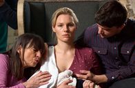 Kleptomami – Lucy (Rosalie Thomass, Mitte) und die Kräfte zehrende Familie.