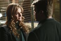 Castle – Der Valentinstag rückt immer näher und Castle (Nathan Fillion, r.) versucht Beckett (Stana Katic, l.) zu entlocken, welches Geschenk sie für ihn hat ...