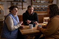 Der Bergdoktor – Weder Lisbeth (Monika Baumgartner, l.) noch Lilli Gruber (Ronja Forcher, r.) können Martin (Hans Sigl, M.) von seinen Plänen, Ellmau zu verlassen, abhalten.