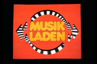 Musikladen – rbb Fernsehen MUSIKLADEN, "Präsentiert von Manfred Sexauer und Uschi Nerke" Uhr. Logo der Sendung.