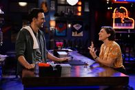 Call Me Kat – Max (Cheyenne Jackson, l.); Kat (Mayim Bialik, r.)